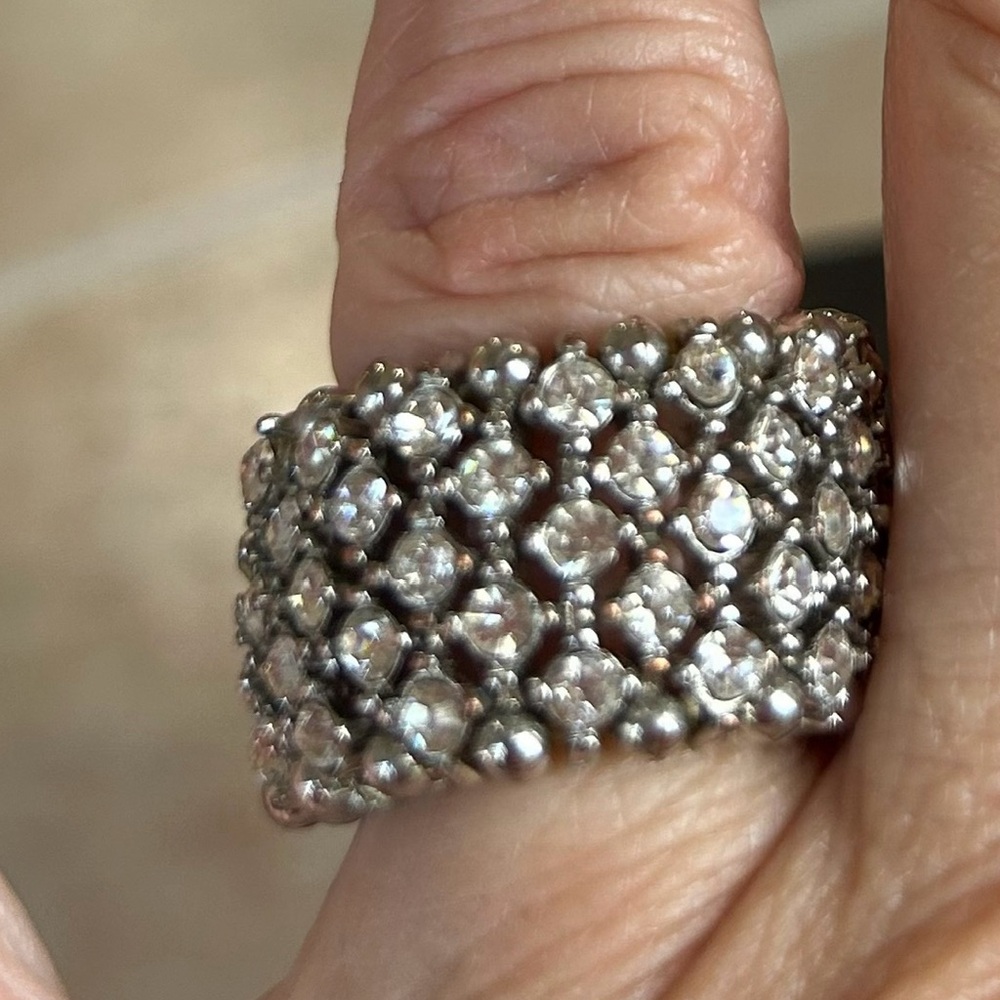 Stretchy crystal ring